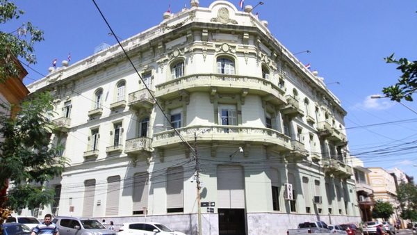 Surgen cuestionamientos por funcionarios privilegiados de Hacienda