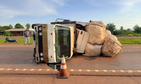 Camión vuelca en Yguazú