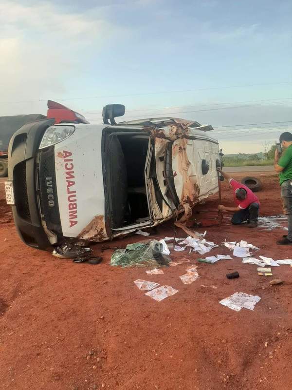Ambulancia de la Gobernación de Alto Paraná sufre accidente en Loyola – Prensa 5