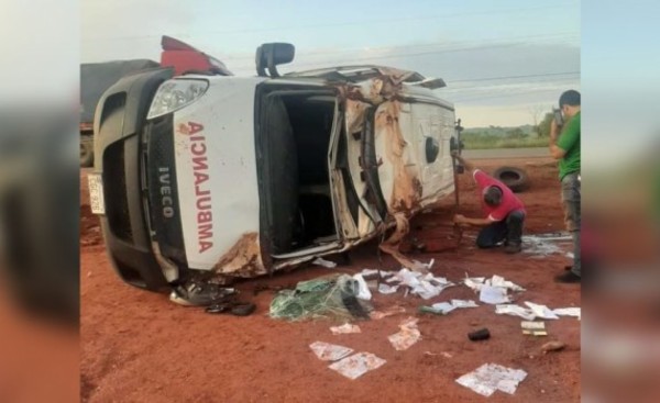 Niña muere tras vuelco de ambulancia que la trasladaba a Asunción