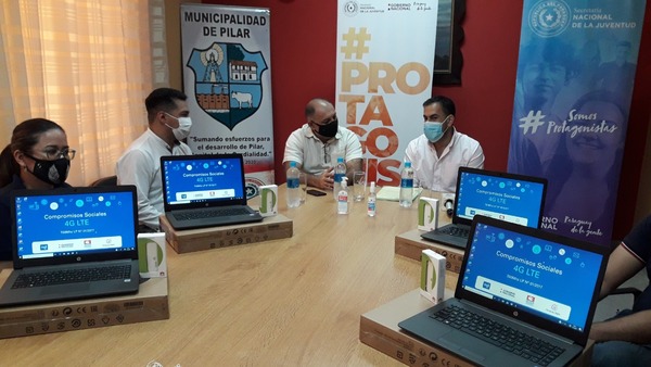 Jóvenes de cuatro distritos Ñeembucú recibieron equipos informáticos | .::Agencia IP::.