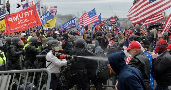 La Nación / Muere un policía herido en choques con seguidores de Trump en Congreso de EEUU
