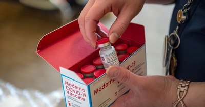 La Nación / Reino Unido autoriza la vacuna de Moderna, la tercera en el país