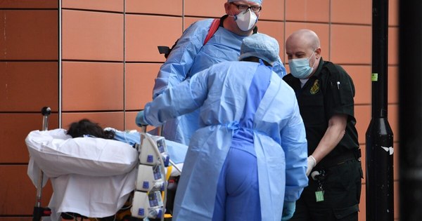 La Nación / Hospitales al borde de la saturación en Londres