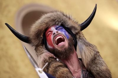 Quién es el “bisonte” peludo y con cornamenta que “presidió” el Senado de EE.UU. - Mundo - ABC Color