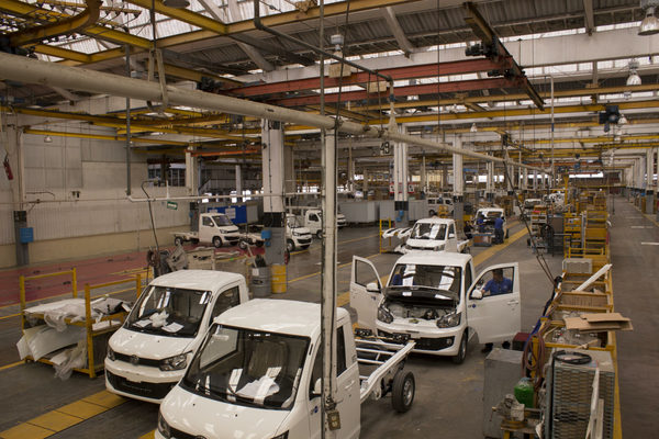 La producción y exportación de vehículos de México cae 20 % en 2020 - MarketData