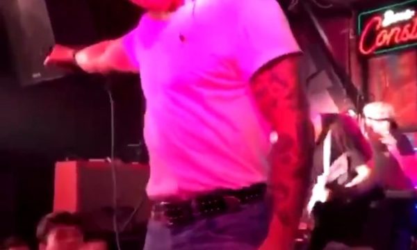 Denuncian aglomeración sin protocolo en concierto “cheto” (video)