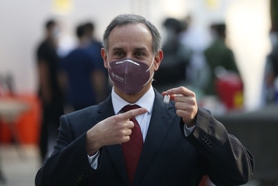 Foto del mexicano López-Gatell vacunándose para "ir de vacaciones" es antigua - MarketData