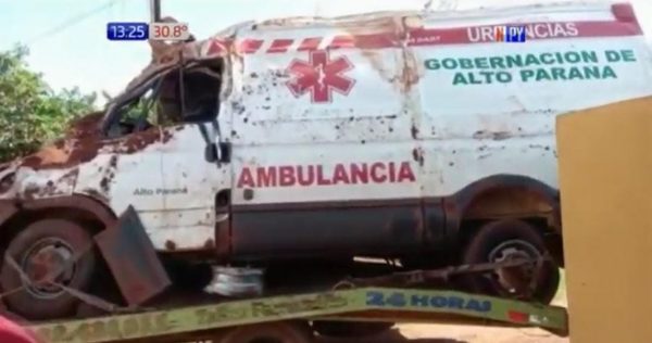 Ambulancia vuelca y muere paciente; una niña de 7 años | Noticias Paraguay