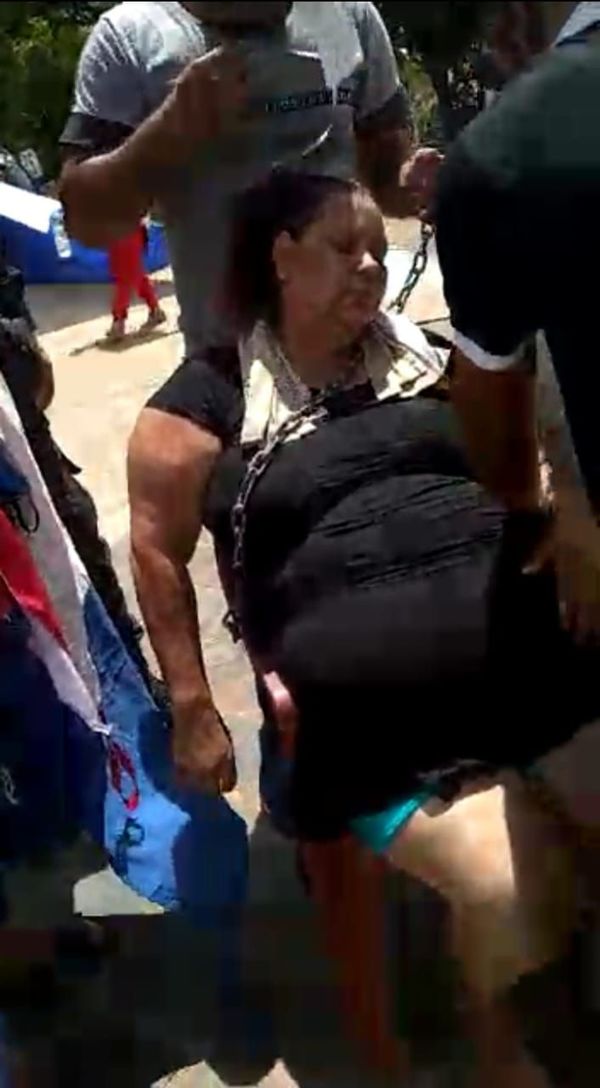 Mujer se encadena frente a la municipalidad de San Antonio y exige renuncia del intendente - Nacionales - ABC Color