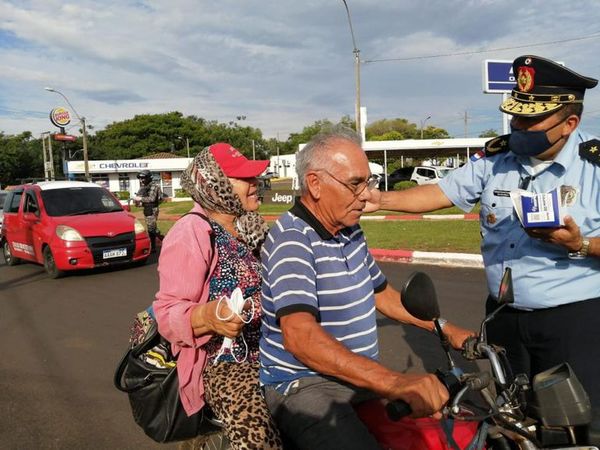 Policías realizan concienciación y reparten tapabocas en Coronel Oviedo - Nacionales - ABC Color