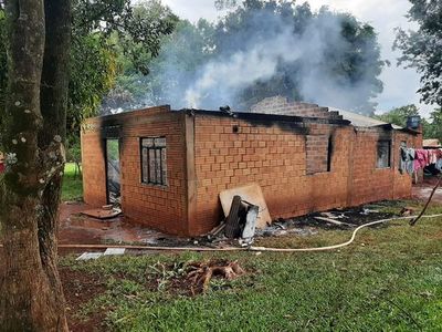 Cortocircuito causa incendio total de una casa  - ABC en el Este - ABC Color