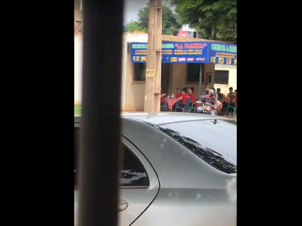Motochorros asaltan a clientes de un comedor