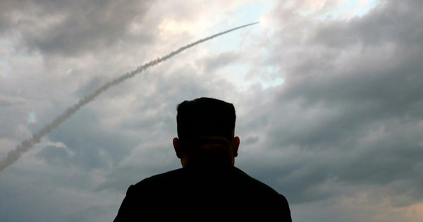 La Nación / Kim Jong Un dice que Corea del Norte prevé dotarse de un submarino nuclear