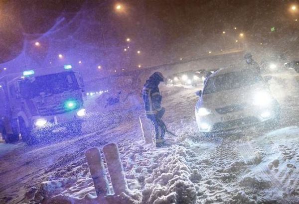Caos en las carreteras españolas por una de las mayores nevadas de las últimas décadas