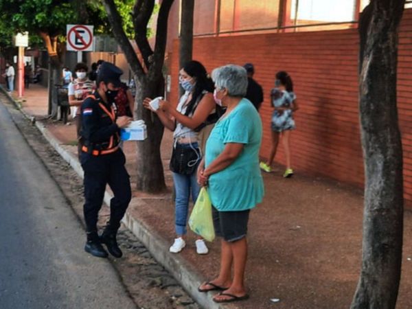 Policía sale a persuadir en las calles sobre uso de tapabocas