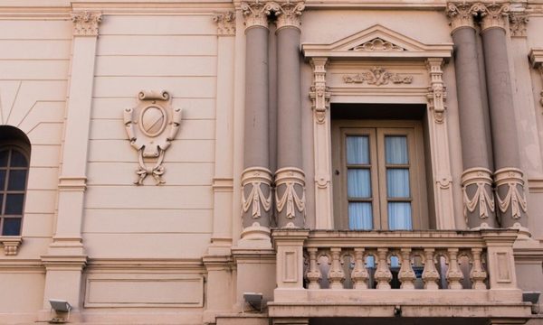 Libro sobre fachadas del centro de Asunción