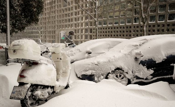 HOY / Madrid cancela todos sus vuelos por tormenta de nieve