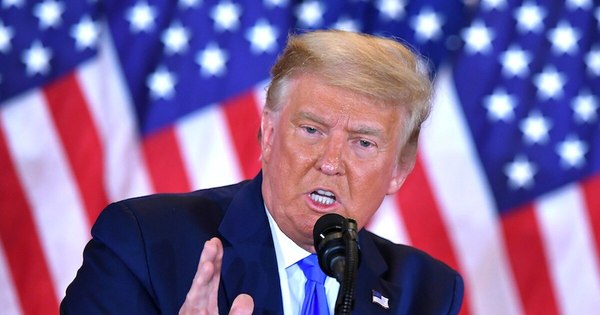 La Nación / Trump, presionado a renunciar, fue “permanentemente” suspendido en Twitter
