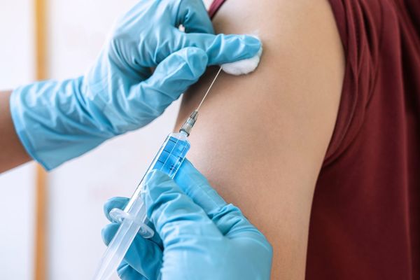 Vacunas pueden ser traídas al país vía emergencia y negociaciones están avanzadas, informa Salud