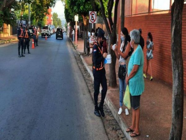 Policía sale a persuadir en las calles sobre uso de tapabocas