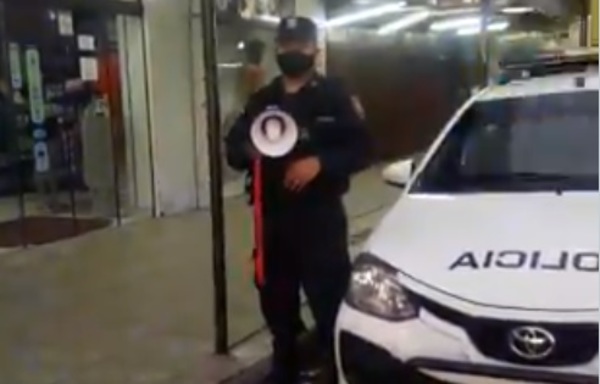 Policía usa megáfono para recordar uso obligatorio de tapabocas