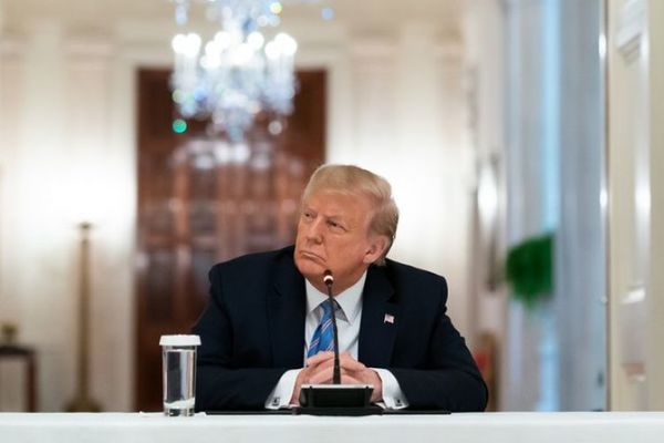 Apple amenaza con retirar la red social de Trump