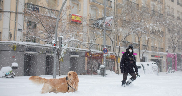 Crónica / (VIDEO) Caos por tormenta de nieve en España