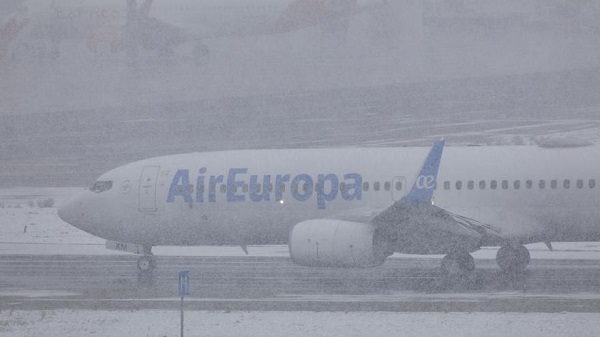 Intensa nevada provoca cierre de aeropuerto y corte de carreteras en España