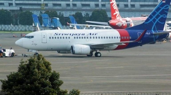 HOY / Indonesia confirma que avión cayó al mar con 62 pasajeros a bordo
