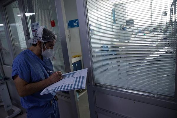 Chile alerta de “sobrecarga” en servicios médicos y camas críticas  - Mundo - ABC Color