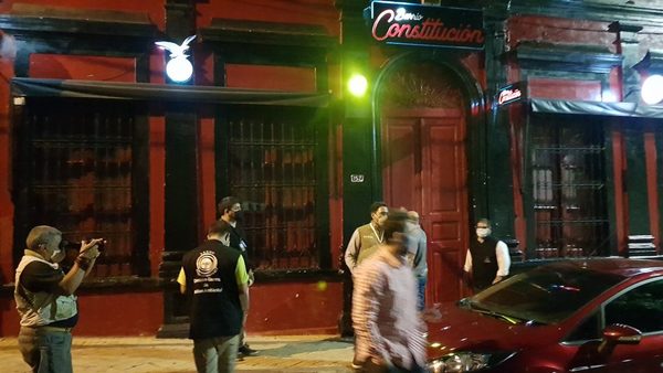 Intervienen bares asuncenos tras violación de cuarentena | Noticias Paraguay