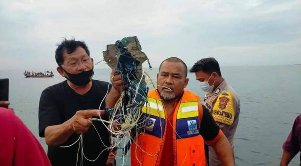 Encontraron restos del avión que cayó al mar en Indonesia