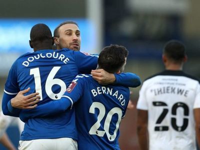 James y Doucoure clasifican al Everton en la prórroga