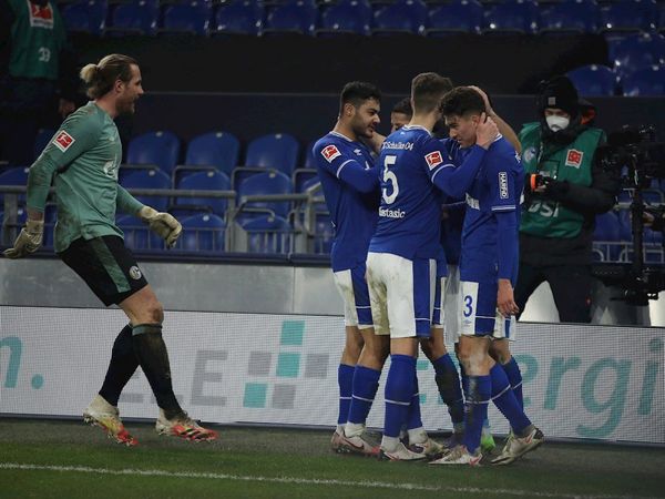 El Schalke resucita con goleada y sale del sótano de la Bundesliga