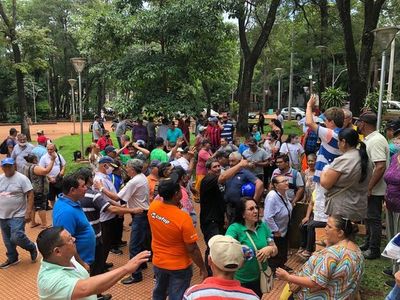 Extrabajadores excluidos del pago de deuda en la comuna esteña anuncian movilizaciones - ABC en el Este - ABC Color