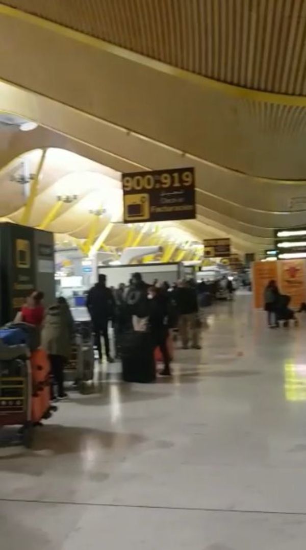 España: paraguayos quedaron varados en aeropuerto por suspensión de vuelo tras intensa nevada - Nacionales - ABC Color