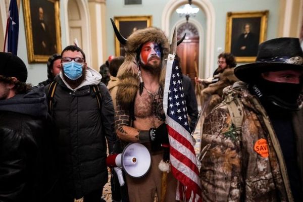 Detienen a Q-Shaman, hombre que irrumpió en el Capitolio vestido con pieles y cuernos