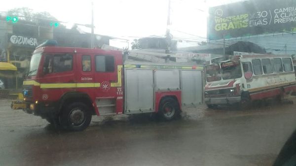 Ómnibus quedó brevemente atrapado en el paseo central por los raudales - Nacionales - ABC Color
