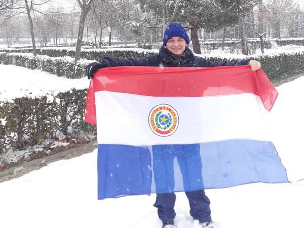 Lejos del calor de casa, paraguayos disfrutan de nevada histórica en Madrid