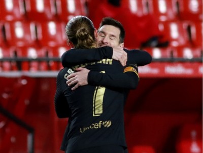 Barcelona sonríe de la mano de Messi y Griezmann