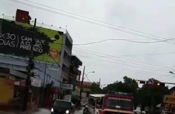 HOY / Colectivo quedó atrapado sobre el paseo central a causa los raudales