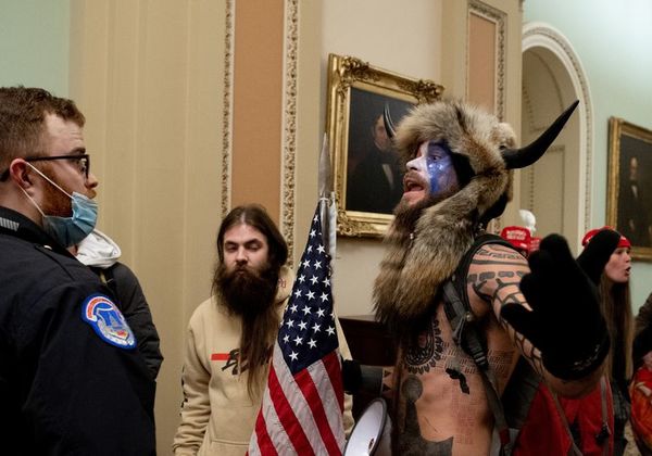 Seguidor de Trump del gorro con cuernos es arrestado por violencia en el Capitolio  - Mundo - ABC Color