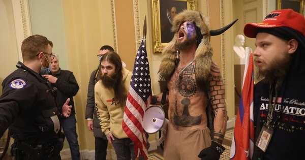 La Nación / Seguidor de Trump del gorro con cuernos es arrestado por violencia en el Capitolio