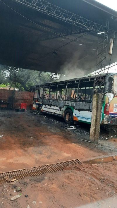 Incendio quema dos ómnibus de la Línea 2 y 7  en Ñemby - Nacionales - ABC Color