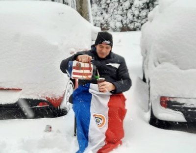 Crónica / Tomó tereré ¡en medio de la nieve!