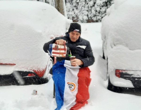 Crónica / Tomó tereré ¡en medio de la nieve!