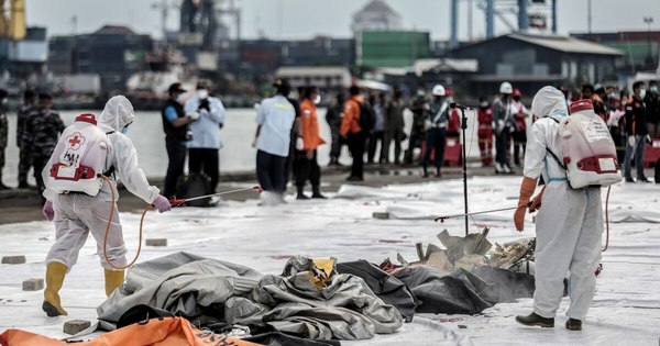 La Nación / Hallan partes de cuerpos después de que un avión se estrellara en Indonesia