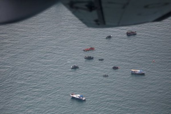 Encontraron restos humanos y la caja negra del avión que se estrelló en el mar de Indonesia » Ñanduti