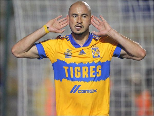 Carlos González se estrena como goleador en Tigres